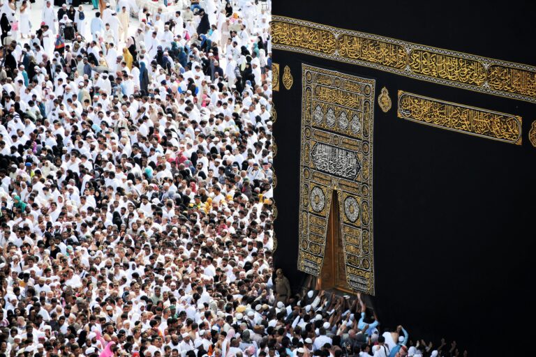 Pilgrims performing Tawaf around the Kaaba in Makkah during Umrah and Hajj 2025–2026