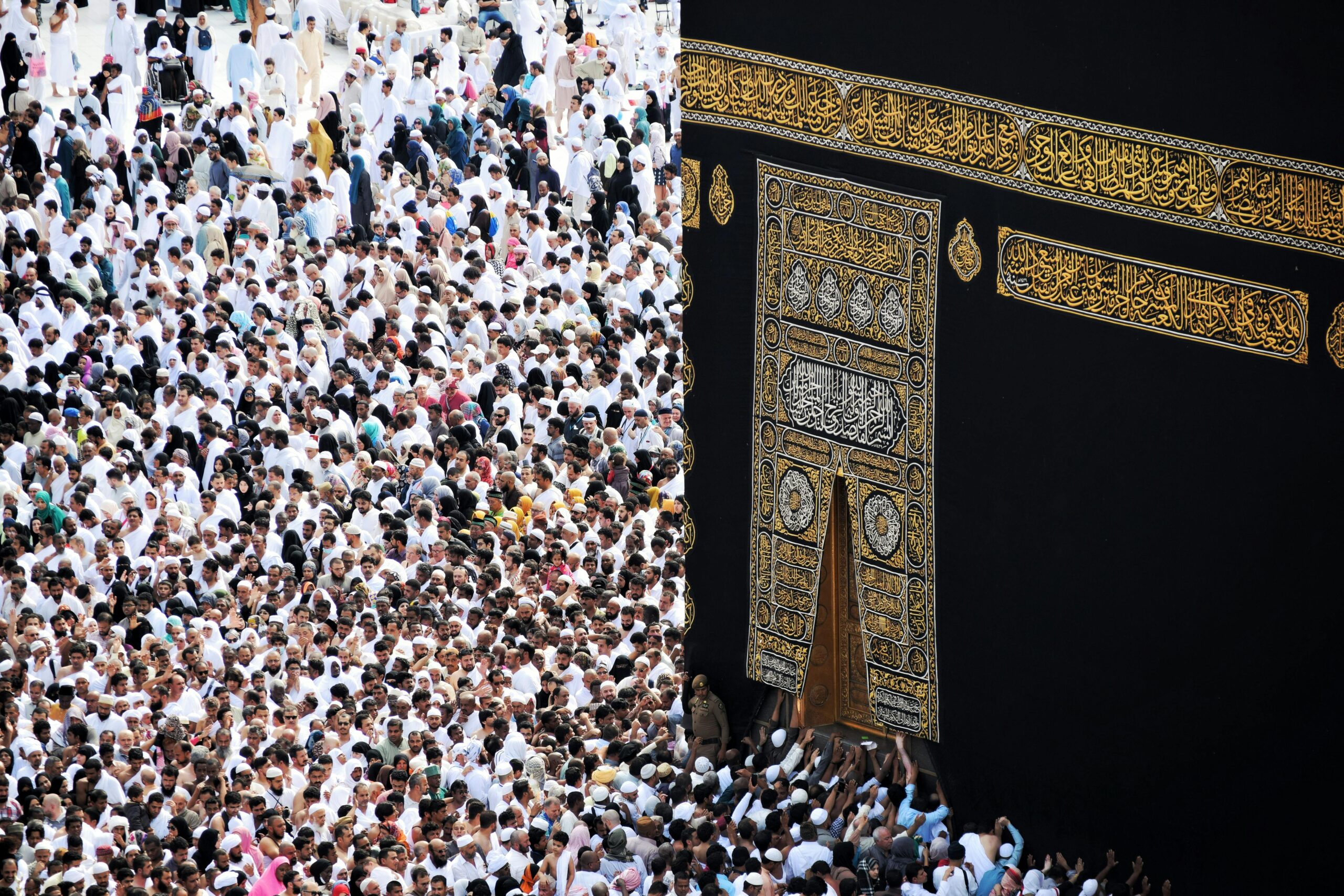 Pilgrims performing Tawaf around the Kaaba in Makkah during Umrah and Hajj 2025–2026