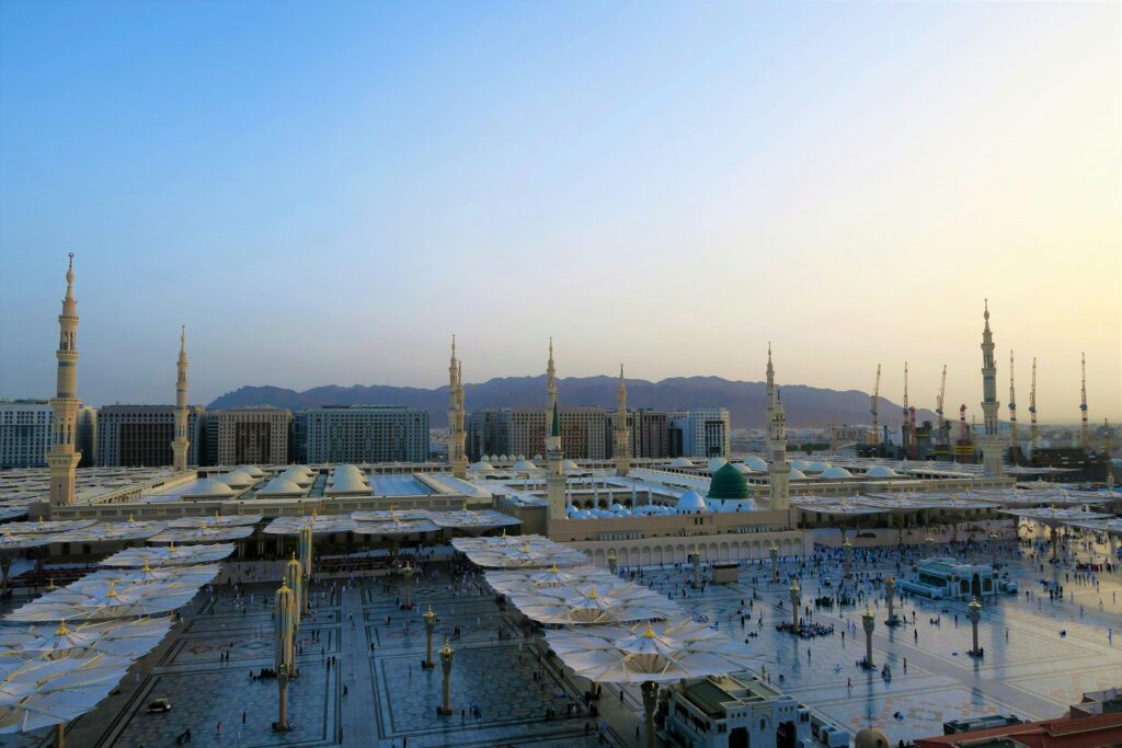 Beautiful view of Masjid al-Nabawi in Madinah, an important ziyarat site for Umrah and Hajj pilgrims 2025–2026