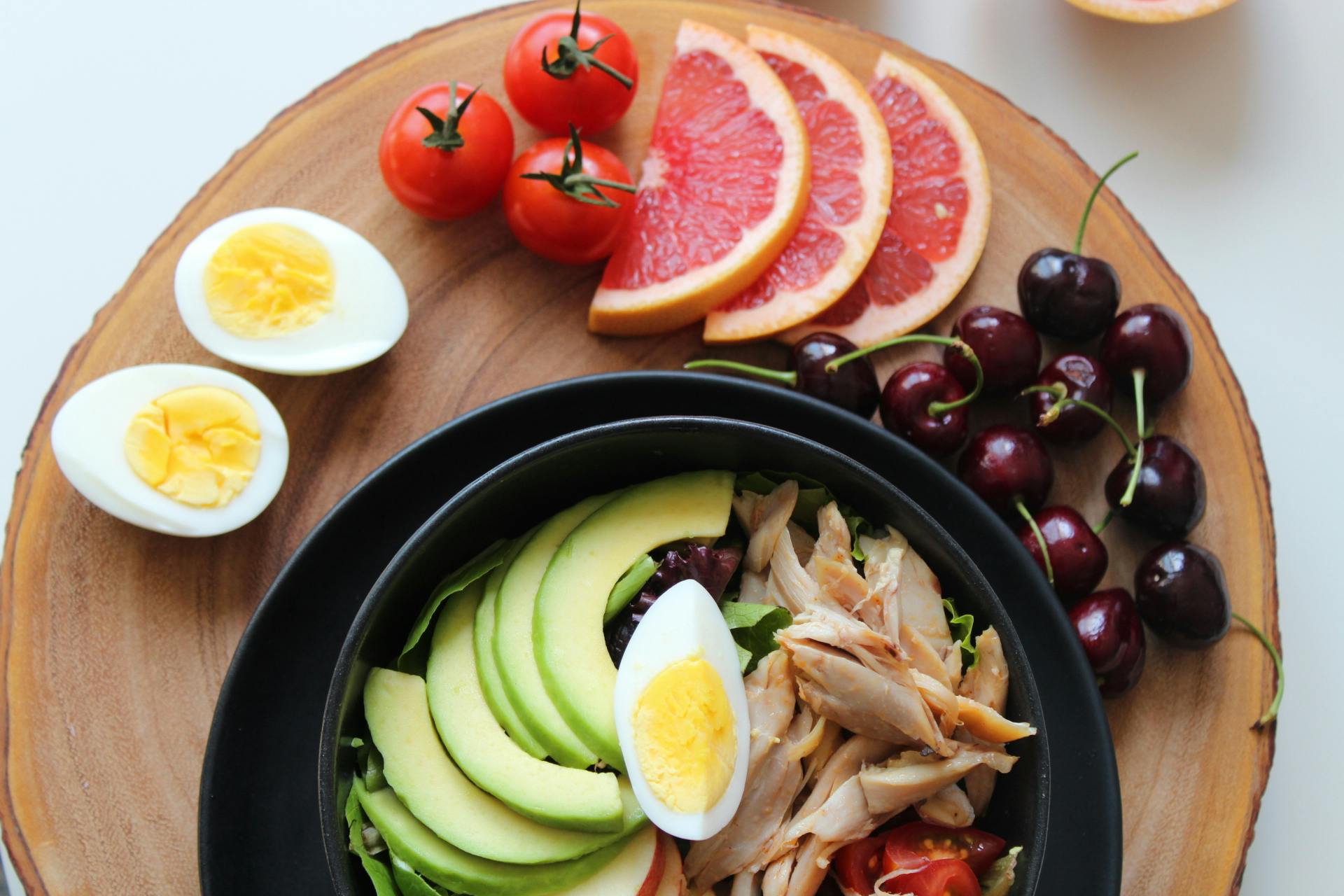 Plant-based vs vegan diet infographic highlighting health benefits and sustainability
